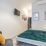 Extra Central New & Stylish Studio